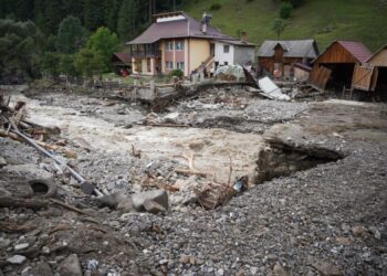 2.000 de oameni, afectați de furtuna care a măturat orașul sucevean Broșteni. Președintele CJ Suceava, Gheorghe Șoldan: Pe lîngă mobilizarea exemplară a forțelor de intervenție m-au impresionat oamenii fără uniformă, oamenii simpli care au sărit să ajute (Foto)