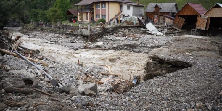 2.000 de oameni, afectați de furtuna care a măturat orașul sucevean Broșteni. Președintele CJ Suceava, Gheorghe Șoldan: Pe lîngă mobilizarea exemplară a forțelor de intervenție m-au impresionat oamenii fără uniformă, oamenii simpli care au sărit să ajute (Foto)