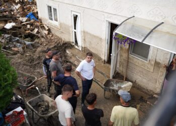 2.000 de oameni, afectați de furtuna care a măturat orașul sucevean Broșteni. Președintele CJ Suceava, Gheorghe Șoldan: Pe lîngă mobilizarea exemplară a forțelor de intervenție m-au impresionat oamenii fără uniformă, oamenii simpli care au sărit să ajute (Foto)