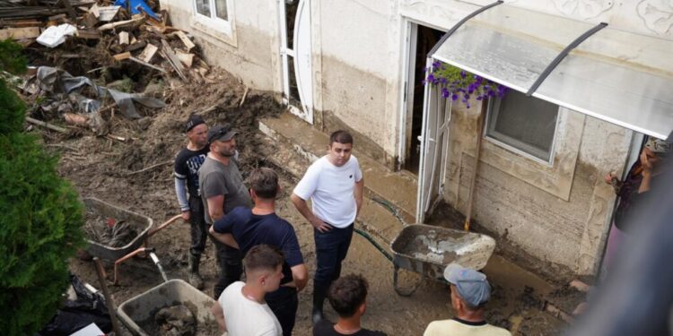 2.000 de oameni, afectați de furtuna care a măturat orașul sucevean Broșteni. Președintele CJ Suceava, Gheorghe Șoldan: Pe lîngă mobilizarea exemplară a forțelor de intervenție m-au impresionat oamenii fără uniformă, oamenii simpli care au sărit să ajute (Foto)