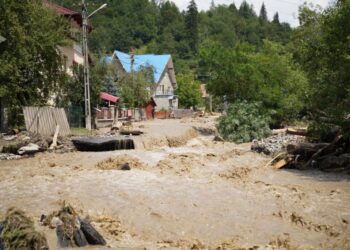 2.000 de oameni, afectați de furtuna care a măturat orașul sucevean Broșteni. Președintele CJ Suceava, Gheorghe Șoldan: Pe lîngă mobilizarea exemplară a forțelor de intervenție m-au impresionat oamenii fără uniformă, oamenii simpli care au sărit să ajute (Foto)