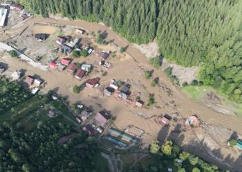 În județul Suceava, furtunile au ucis trei persoane. 95 de persoane au fost evacuate aerian cu sprijinul celor cinci elicoptere ale Inspectoratului General de Aviație al MAI. 80 de persoane au fost evacuate terestru (Foto)