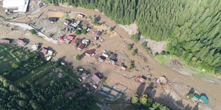 În județul Suceava, furtunile au ucis trei persoane. 95 de persoane au fost evacuate aerian cu sprijinul celor cinci elicoptere ale Inspectoratului General de Aviație al MAI. 80 de persoane au fost evacuate terestru (Foto)