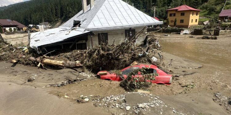 În județul Suceava, furtunile au ucis trei persoane. 95 de persoane au fost evacuate aerian cu sprijinul celor cinci elicoptere ale Inspectoratului General de Aviație al MAI. 80 de persoane au fost evacuate terestru (Foto)