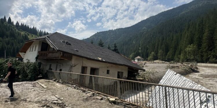 În județul Suceava, furtunile au ucis trei persoane. 95 de persoane au fost evacuate aerian cu sprijinul celor cinci elicoptere ale Inspectoratului General de Aviație al MAI. 80 de persoane au fost evacuate terestru (Foto)