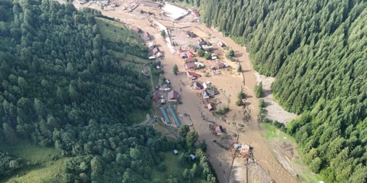 În județul Suceava, furtunile au ucis trei persoane. 95 de persoane au fost evacuate aerian cu sprijinul celor cinci elicoptere ale Inspectoratului General de Aviație al MAI. 80 de persoane au fost evacuate terestru (Foto)