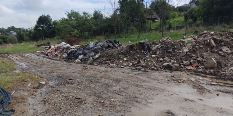 O firmă care efectuează lucrări pentru Salina Cacica, amendată de Garda de Mediu pentru că a aruncat deșeuri pe terenul unui localnic