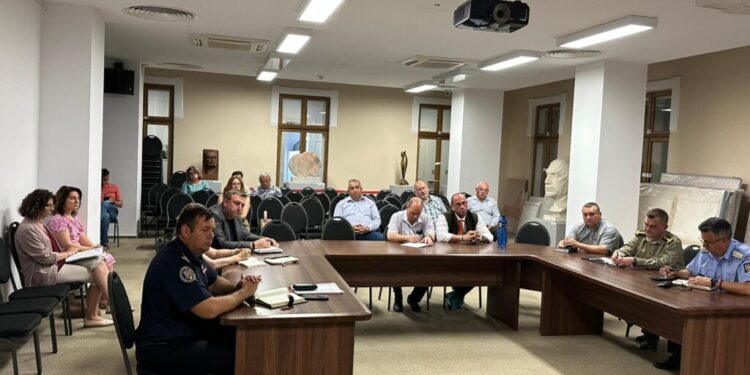 Comitetul Județean pentru Situații de Urgență Suceava, în ședință, după ce s-a instituit un cod portocaliu de averse de ploaie, vijelii și descărcări electrice