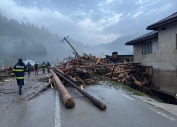 Peste 120 de persoane, evacuate după furtunile din județul Suceava. Toate autoritățile implicate în misiunile operative rămîn mobilizate și continuă să acționeze pentru protejarea vieții și a bunurilor cetățenilor