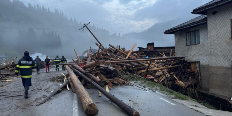 Peste 120 de persoane, evacuate după furtunile din județul Suceava. Toate autoritățile implicate în misiunile operative rămîn mobilizate și continuă să acționeze pentru protejarea vieții și a bunurilor cetățenilor