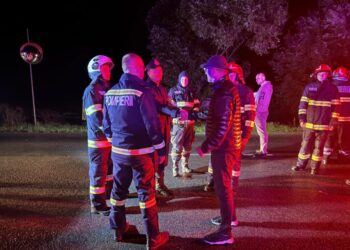 Opt persoane, printre care doi copii, blocate de inundații într-o casă din Ostra, salvate