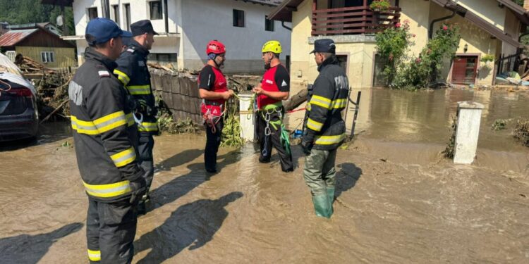 Mobilizare amplă în județul Suceava: Forțe ISU din alte șase județe și două elicoptere SMURD, în sprijinul comunităților afectate de viituri