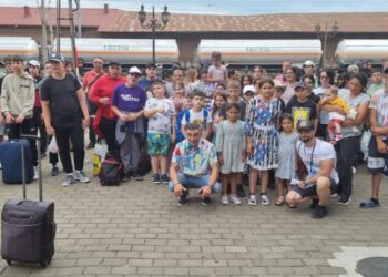 Peste 80 de copii din medii defavorizate au ajuns la Costinești, în vacanța făcută cadou din donații de 15.000 de euro.  În grup se află și copii care practică boxul și luptele