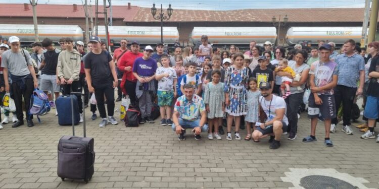 Peste 80 de copii din medii defavorizate au ajuns la Costinești, în vacanța făcută cadou din donații de 15.000 de euro. În grup se află și copii care practică boxul și luptele