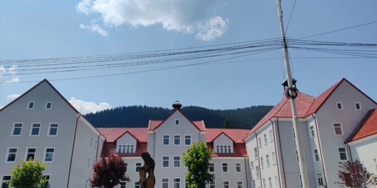 Primarul Mihăiță Negură: Toate școlile, colegiile și liceele din Cîmpulung Moldovenesc au fost reabilitate și modernizate prin diferite programe. Pe agenda mea întotdeauna a fost educația, pentru că de aici pornim să discutăm pe alte subiecte