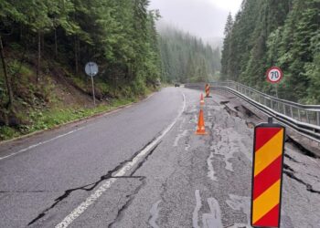 Ploile torențiale au afectat drumul național la limita dintre județele Suceava și Maramureș. Pe o porțiune de 50 de metri se circulă pe un singur sens