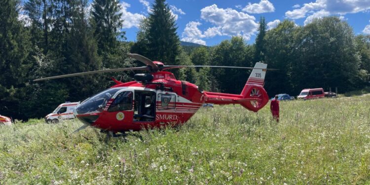 Elicopter SMURD venit de urgență de la Tîrgu Mureș, pentru a prelua un sucevean rănit grav într-o zonă greu accesibilă. Acesta a fost transportat la spitalul din Suceava