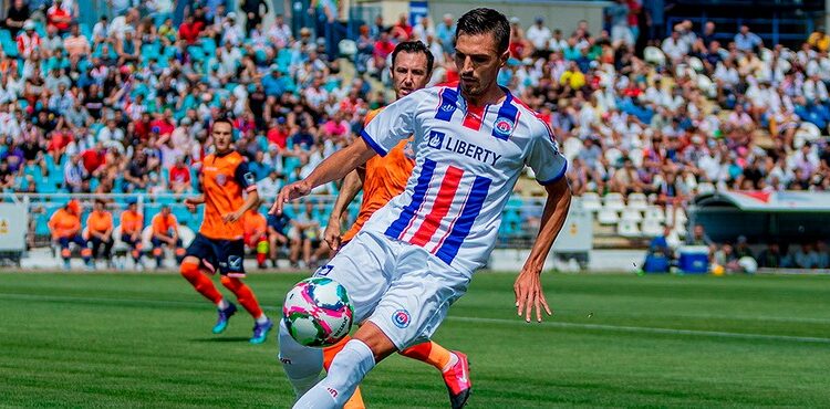 Atacant în vîrstă de 31 de ani, trecut pe la Universitatea Craiova, Poli Iași și Oțelul Galați, legitimat de Cetatea 1932 Suceava