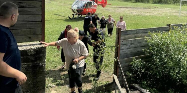 Elicopterele SMURD folosite pentru salvarea oamenilor din Broșteni, coordonate prin heliportul de la Cîmpulung Moldovenesc