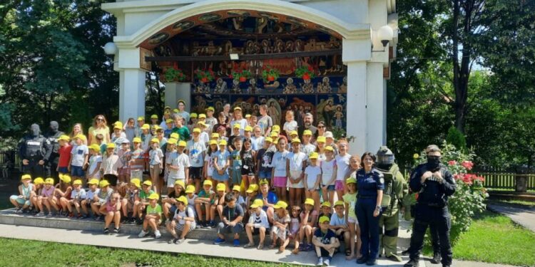 Mascații Poliției, în mijlocul copiilor de la Școala Ion Creangă, la o școală de vară