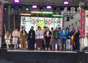 Ploaia abundentă a anulat parada portului popular din deschiderea ”Întîlnirilor Bucovinene” de la Cîmpulung Moldovenesc. Primarul Mihăiță Negură: Ploaia este răspunsul la rugăciunile fermierilor din Cîmpulung, care s-au rugat la bunul Dumnezeu și Maica Domnului ca pășunile lor de la poalele Rarăului să fie cît mai verzi
