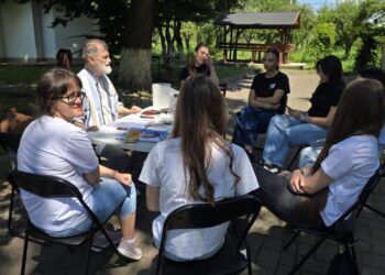 Școala de Vară ”Art la Burdujeni”, din parcul Spitalului de Boli Psihiatrice din Burdujeni, aproape de final. Maestrul PIM le-a făcut portrete copiilor prezenți