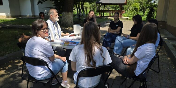 Școala de Vară ”Art la Burdujeni”, din parcul Spitalului de Boli Psihiatrice din Burdujeni, aproape de final. Maestrul PIM le-a făcut portrete copiilor prezenți