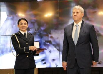 Polițistă de frontieră de la Siret, distinsă cu Emblema de Onoare, pentru confiscarea a 1,4 milioane de dolari de la doi ucraineni