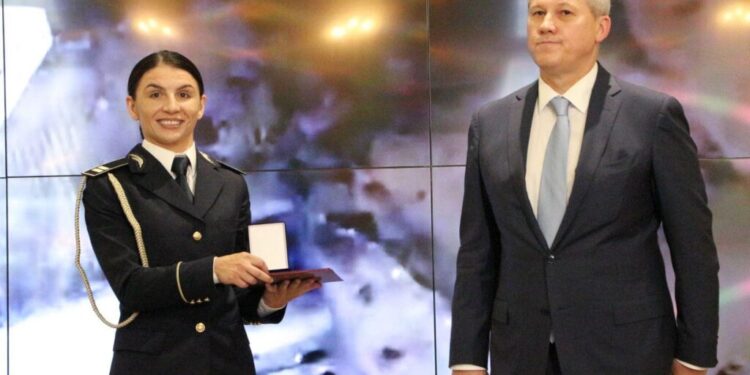 Polițistă de frontieră de la Siret, distinsă cu Emblema de Onoare, pentru confiscarea a 1,4 milioane de dolari de la doi ucraineni