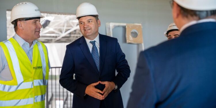 Sala polivalentă, Palatul Administrativ și Campusul studențesc de la Moara vor primi finanțare în continuare. Promisiune făcută la Suceava de ministrul Cseke Attila (Foto)