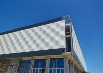 180 de muncitori și 15 ingineri lucrează la sala polivalentă cu 5.000 de locuri a Sucevei. Termenul de finalizare a lucrărilor este 22 septembrie 2025