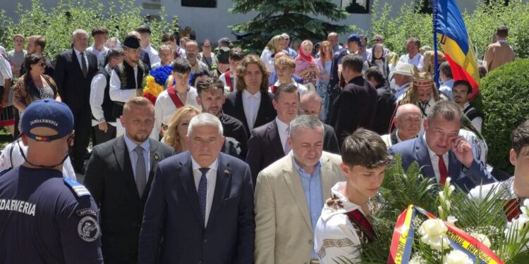 Sfîntul Voievod Ștefan cel Mare. Jerbă de flori depusă de liberalii suceveni, la Mănăstirea Putna