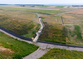 S-a rezolvat problema eroziunii terenului din zona Aeroportului Internațional ”Ștefan cel Mare” Suceava. Alunecările de teren puneau în pericol și 200 de gospodării, o cale ferată și un drum județean (Foto)