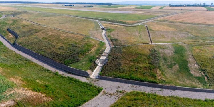 S-a rezolvat problema eroziunii terenului din zona Aeroportului Internațional ”Ștefan cel Mare” Suceava. Alunecările de teren puneau în pericol și 200 de gospodării, o cale ferată și un drum județean (Foto)