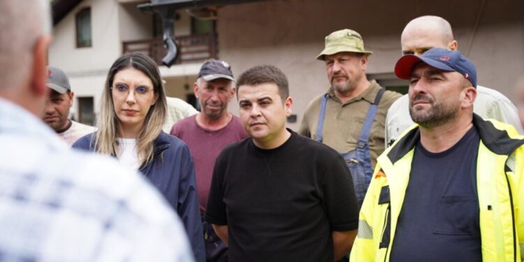 Gheorghe Șoldan, la Broșteni: Apreciez prezența Dianei Buzoianu. E primul membru al Guvernului care a venit aici să vadă cu ochii săi realitatea din teren. Guvernul României trebuie să fie alături de județul nostru, de miile de oameni afectați. Pagube de 80 de milioane de euro (Foto)