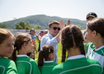 320 de copii, la un turneu de rugby la Gura Humorului. Gheorghe Șoldan, întîlnire cu Alin Petrache, președintele Federației de Rugby: Deși nu am statura unui rugbyst, puteți conta pe mine în ”grămada” celor care împing pentru susținerea și promovarea rugby-ului