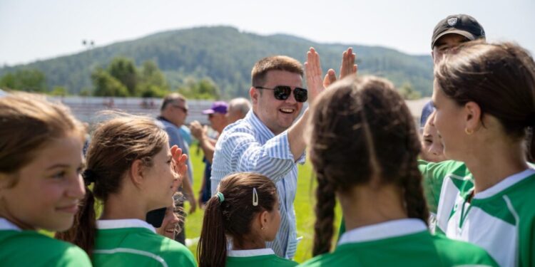 320 de copii, la un turneu de rugby la Gura Humorului. Gheorghe Șoldan, întîlnire cu Alin Petrache, președintele Federației de Rugby: Deși nu am statura unui rugbyst, puteți conta pe mine în ”grămada” celor care împing pentru susținerea și promovarea rugby-ului