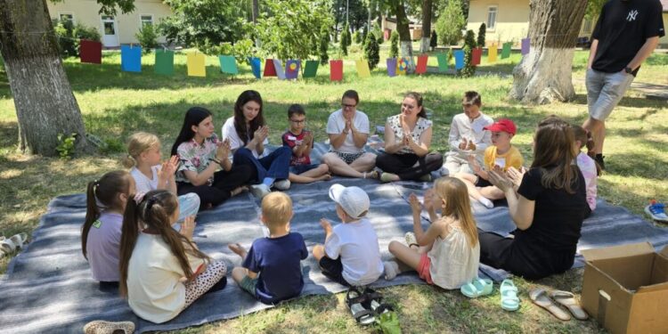 Școala de Vară ”Art la Burdujeni”, în parcul Spitalului de Boli Psihiatrice din Burdujeni. Maestrul PIM: Vin psihologi, vin medici, vin asistente medicale și vin copii din spațiul școlar al Burdujenilor