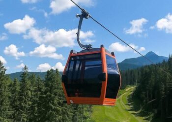 Telegondola Rarău, disponibilă pentru turiști în zilele de sîmbătă și duminică, în iulie și august