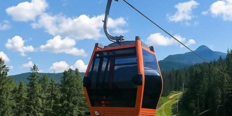 Telegondola Rarău, disponibilă pentru turiști în zilele de sîmbătă și duminică, în iulie și august