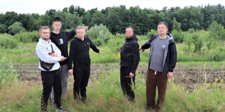 Cinci ucraineni, prinși de polițiștii de frontieră din Vicovu de Sus în timp ce treceau fraudulos frontiera. Unul dintre ei a fost arestat pentru trafic de migranți