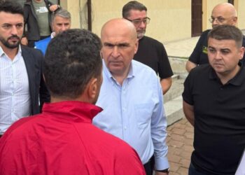 Premierul Ilie Bolojan, la Broșteni. În zonă a fost și șeful DSU, Raed Arafat