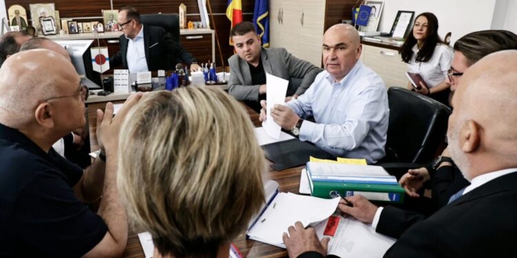 Discuții cu premierul legate de continuarea finanțării proiectelor prin Anghel Saligny și PNRR, la Tîrgu Neamț. La acestea a participat și Gheorghe Șoldan