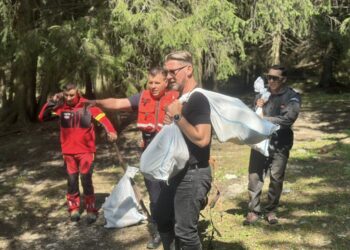 Prefectul Traian Andronachi, după vizita la ciobanii blocați în vîrf de munte: Părea dintr-un scenariu de film. Ne povesteau – cînd deschideau ușa la colibă era totul numai o apă