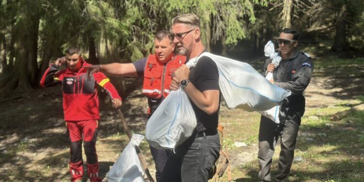 Prefectul Traian Andronachi, după vizita la ciobanii blocați în vîrf de munte: Părea dintr-un scenariu de film. Ne povesteau – cînd deschideau ușa la colibă era totul numai o apă