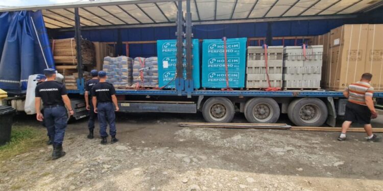 Ajutoare consistente din partea județului Bacău, pentru Broșteni. Prefectul județului Bacău, Claudiu Ilișanu, este născut la Broșteni (Foto)