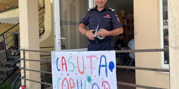 Primăria și pompierii suceveni au amenajat ”Căsuța Poveștilor”, la Broșteni. Jandarmii i-au oferit unei fetițe în vîrstă de 8 ani haine, rechizite, dulciuri și o uniformă de jandarm