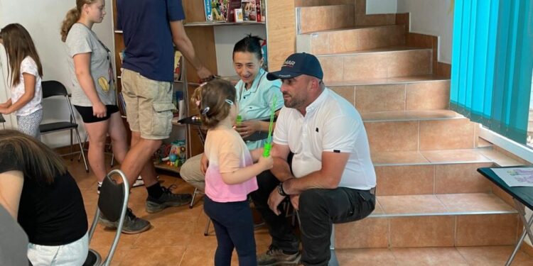 Primăria și pompierii suceveni au amenajat ”Căsuța Poveștilor”, la Broșteni. Jandarmii i-au oferit unei fetițe în vîrstă de 8 ani haine, rechizite, dulciuri și o uniformă de jandarm