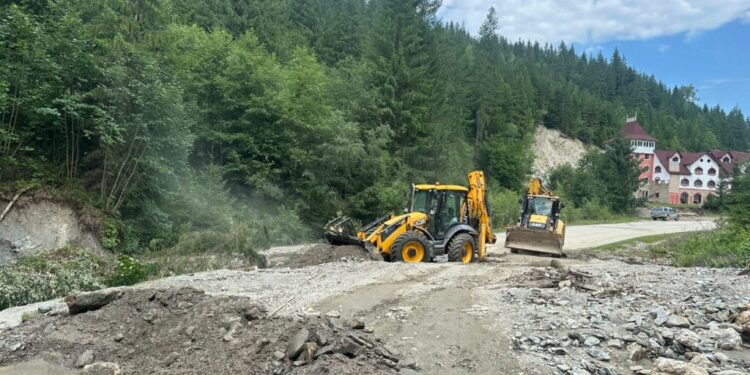 La Broșteni se lucrează la rețelele de electricitate și la drumurile județene. Marți, Gheorghe Șoldan se va întîlni cu oamenii de afaceri din zona afectată de inundații