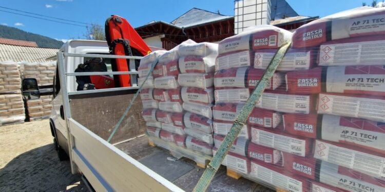 BCA, bolțari și ciment, pentru Broșteni. Rețeaua electrică este aproape gata. De săptămîna viitoare se va lucra la infrastructura rutieră (Foto)